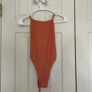 Dayno tie back onesie jolyn